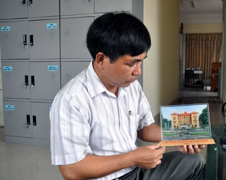 CCB Vũ Hồng Văn và món quà lưu niệm do Chủ tịch Nước tặng.