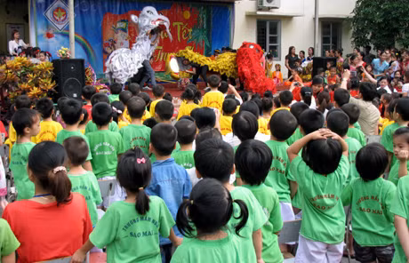 Màn múa lân của phụ huynh góp vui tết Trung thu với bé.