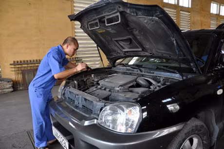 Lắp “hộp đen” là một trong những điều kiện bắt buộc khi kiểm định phương tiện vận tải hành khách. Ảnh: Kiểm định viên Công ty TNHH MTV Đăng kiểm xe cơ giới đường bộ Quảng Ninh tiến hành kiểm định phương tiện tại Trạm đăng kiểm Hà Tu (TP Hạ Long).
