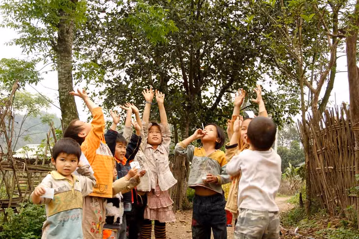 Ngắm cảnh vui đùa của trẻ vùng cao