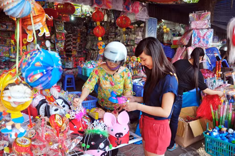 Đồ chơi Trung Quốc bày bàn tràn làn tại các cửa hàng.