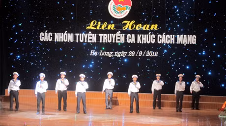 Ca khúc Trụ Biển do Đoàn TN Sở Tài chính biểu diễn.