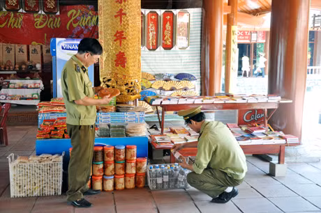 Lực lượng QLTT TP Uông Bí thường xuyên kiểm tra việc chấp hành pháp luật của các hộ kinh doanh trên địa bàn.