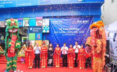 Các đại biểu cắt băng khánh thành.