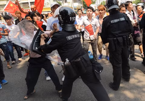 Cảnh sát trấn áp người biểu tình chống Nhật ở Thâm Quyến, Trung Quốc. Ảnh: AFP