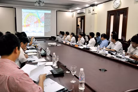 Các đại biểu nghe Tập đoàn SE báo cáo phương án thay đổi kết cấu cầu Bạch Đằng.