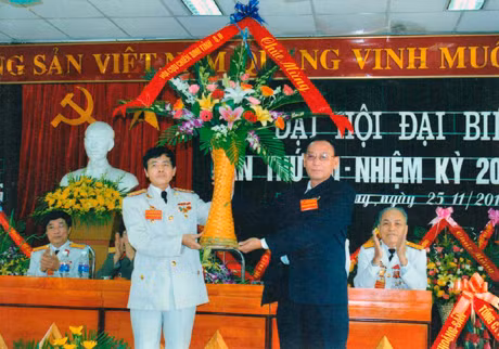 Đồng chí Phạm Ngọc Cương, Chủ tịch Hội CCB tỉnh (bên phải) dự, tặng hoa Đại hội Hội CCB phường Hà Phong (TP Hạ Long).