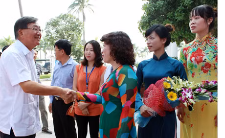 Phó Chủ tịch UBND tỉnh Vũ Thị Thu Thuỷ tặng hoa, chúc mừng ông Shin Young – soo, Giám đốc khu vực Tây Thái Bình Dương tổ chức y tế Thế giới