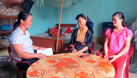 Chị Lý Thị Tư, CTV dân số thôn Khe Nà, xã Thanh Sơn (ngoài cùng bên trái) đang vận động chị Dương Thị Bình đi đình sản.