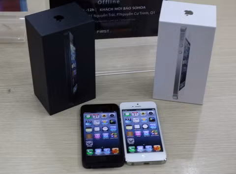 iPhone 5 không gặp tình trạng khan và hiếm hàng tại Việt Nam những ngày đầu. Ảnh: Quốc Huy.