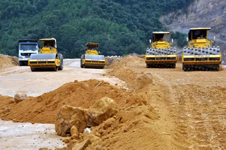 Thi công đắp nền đường lớp K98 tại gói thầu 14, dự án đường vành đai phía bắc Hạ Long.