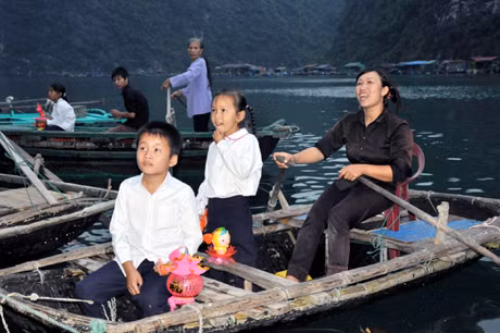 Ngay từ sớm, khi mặt Trăng mới lờ mờ ở rặng núi phía Tây, nhiều phụ huynh đã chèo mủng đưa con em mình đến điểm trường trên biển để chuẩn bị liên hoan Trung thu.