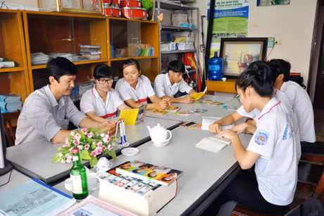 Một buổi sinh hoạt của CLB tư vấn sức khoẻ VTN-TN tại Trường THPT Hòn Gai.