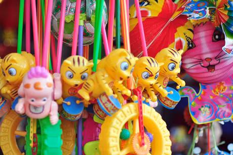 Đồ chơi Trung Quốc được thiết kế nhiều màu sắc bắt mắt lấn át hàng Việt.