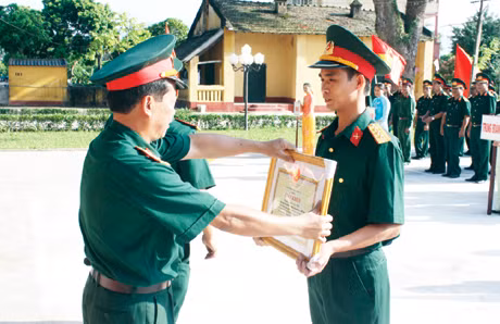 Chỉ huy Đoàn KT-QP B27 tuyên dương, khen thưởng Thượng uý Đào Duy Thìn.