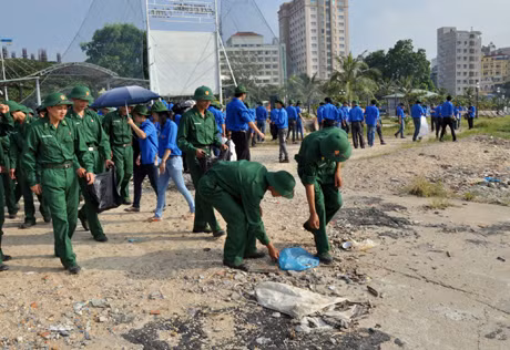 Các đoàn viên, thanh niên là lực lượng vũ trang tham gia thu gom rác.