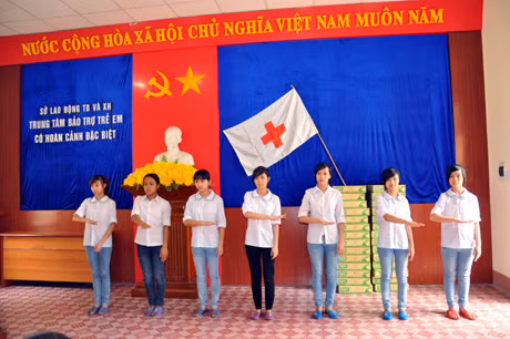 Tiết mục văn nghệ của trẻ câm điếc ở Trung tâm Bảo trợ trẻ em có hoàn cảnh đặc biệt tỉnh.