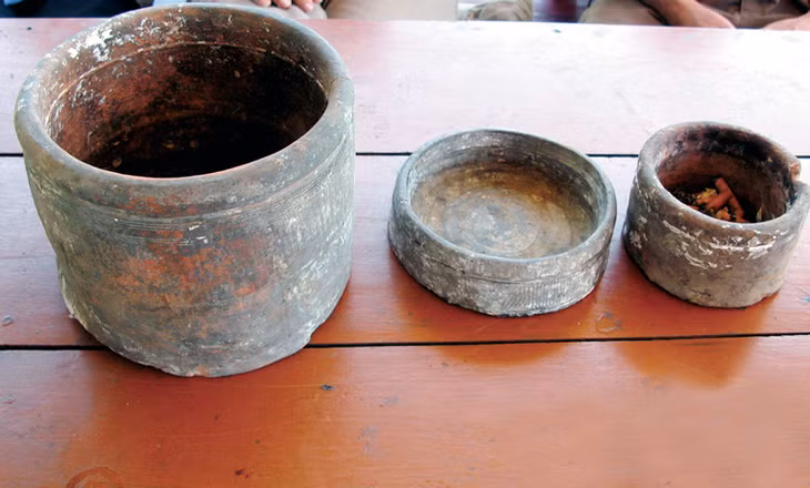 Gần đây, tại vùng Bình Châu, huyện Bình Sơn (Quảng Ngãi), cách bờ chỉ khoảng 100m, ngư dân địa phương đã phát hiện một con tàu đắm chở đầy đồ gốm sứ cổ. Theo giám định của các chuyên gia cổ vật, số cổ vật gốm sứ trên gồm bát, đĩa, vò, âu, chậu… là đồ gốm sứ men ngọc thời Nguyên (TK 13-14). Căn cứ tro bám trong san hô và chồng bát đĩa, các chuyên gia nhận định khả năng tàu bị cháy dẫn đến chìm…
