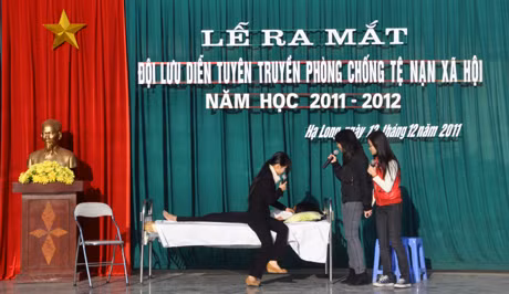 Mô hình các CLB Cộng đồng đã được xây dựng và đang hoạt động tương đối hiệu quả ở Trường THPT Chuyên Hạ Long. Trong ảnh: Hoạt động của Đội tuyên truyền lưu động phòng chống tệ nạn xã hội và phòng chống HIV/AIDS thuộc CLB Cộng đồng Trường THPT Chuyên Hạ Long.