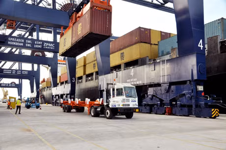 Bốc xếp hàng hoá tại bến số 2, 3, 4 Cảng Cái Lân. Ảnh: Thái Cảnh