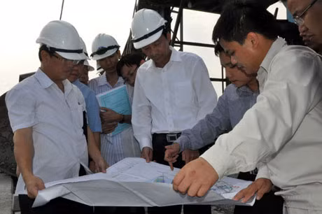 Chủ tịch UBND tỉnh Nguyễn Văn Đọc kiểm tra quy hoạch Cụm công nghiệp cảng biển và dịch vụ cảng biển phía nam đảo Hà Nam .