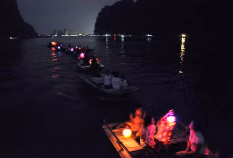 Được một đò to kéo dẫn, các mủng nhỏ trở các em nối đuôi nhau, đèn Trung thu sáng lấp lánh một góc Vịnh nhỏ. Có lẽ không nơi đâu có lễ rước đèn đêm trăng độc đáo như ở làng chài Cửa Vạn.