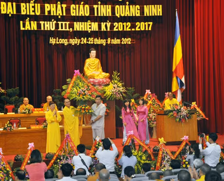 Đồng chí Hà Văn Núi, Phó Chủ tịch Uỷ ban trung ương MTTQ Việt Nam trao tặng lẵng hoa cho Đại hội.