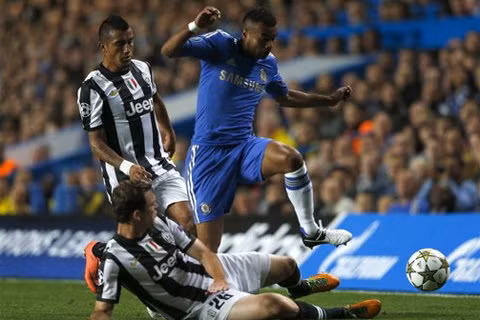 Chelsea (xanh) có lợi thế nhưng không giữ được.