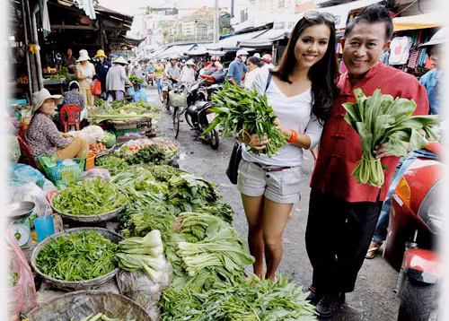 "Siêu đầu bếp" Martin Yan đã đến tham quan và làm phim tại Nha Trang (nguồn: Báo thanh niên)