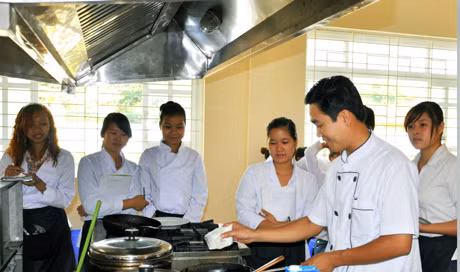 Sinh viên Trường Cao đẳng VHNT&DL Hạ Long trong giờ thực hành nghiệp vụ. Ảnh: TL
