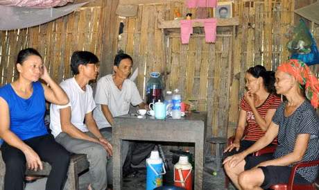 Cán bộ mặt trận xã Vũ Oai (Hoành Bồ) tuyên truyền pháp luật cho bà con thôn Bãi Cát.