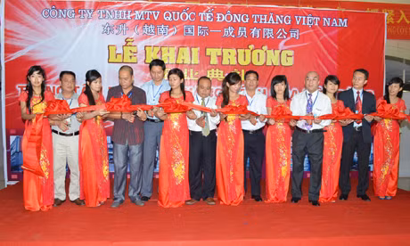 Các đại biểu cắt băng khánh thành Trung tâm.