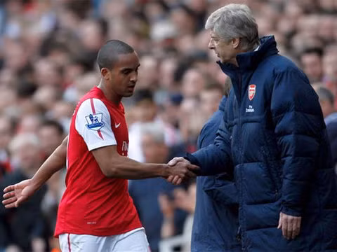 Walcott bất bình khi không được Wenger trao cơ hội đá tiền đạo.
