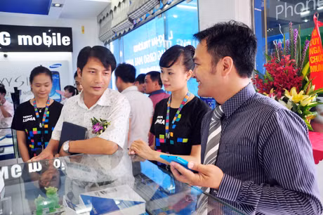 khách hàng thăm quan, mua sắp điện thoại Nokia.