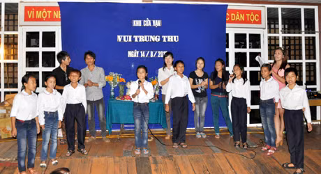 Nhiều tiết mục văn nghệ “cây nhà lá vườn” sôi nổi, hấp dẫn…