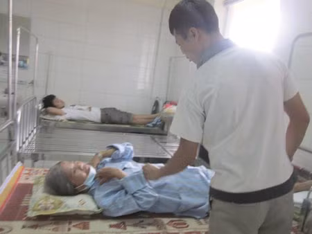 Bệnh nhân Hoàng Thị My đang điều trị tại BV Bệnh nhiệt đới TƯ do nhiễm liên cầu lợn (ảnh chụp ngày 18/9). Ảnh: P.T.