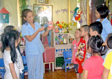 Hướng dẫn học sinh chăm sóc răng miệng tại lớp mầm non 5 tuổi tại phân hiệu 2 của Trường Mầm non Hoa Hồng, TP Hạ Long.