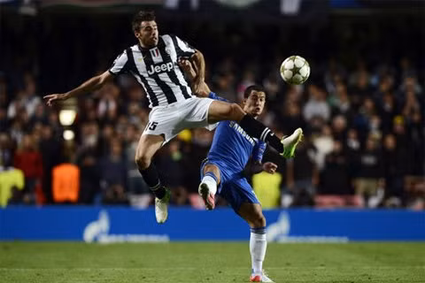 Juve (sọc đen trắng) có tinh thần chiến đấu nghiêm túc hơn Chelsea trong phần lớn thời gian.