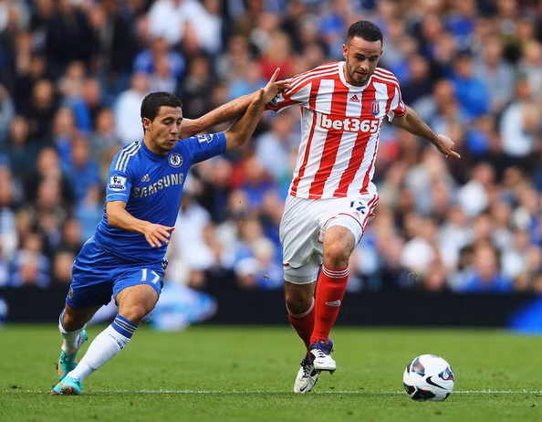 Hazard (trái) đã có dấu hiệu bị bắt bài và kiệt sức