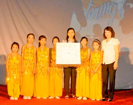 Phó Chủ tịch UBND tỉnh Vũ Thị Thu Thủy trao quà tặng Trung tâm.