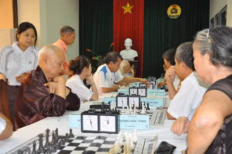 Thi đấu nội dung cờ tướng Giải thể thao NCT Quảng Ninh 2012.
