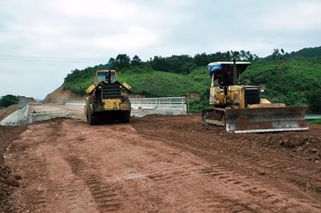 Dự án tuyến đường Vành đai phía Bắc TP Hạ Long đoạn Vũ Oai - Quang Hanh đang có tiến độ thi công tốt. Trong ảnh: Thi công đường dẫn cầu Vũ Oai.