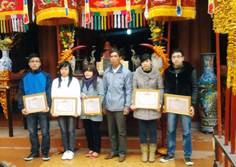 Họ Phạm phường Phong Cốc (TX Quảng Yên) trao thưởng cho các con cháu trong dòng họ đã thi đỗ vào các trường đại học, cao đẳng tại Lễ Tế họ. Ảnh: CTV
