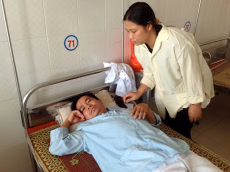 Anh Phạm Văn Thương đang nằm điều trị tại Bệnh viện đa khoa khu vực Bãi Cháy.