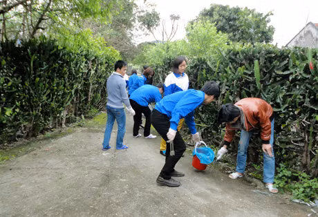 ĐVTN xã Quan Lạn (Vân Đồn) tham gia thu nhặt bơm kim tiêm và vệ sinh môi trường trên địa bàn.
