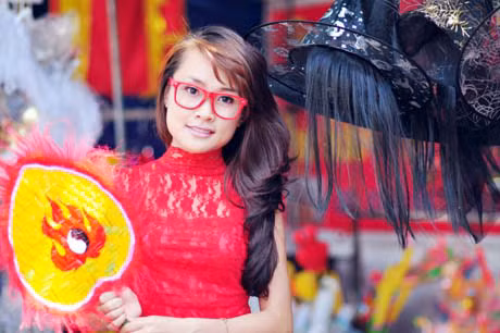 Mỗi bạn đều chọn cho mình những món đồ trang trí đầy màu sắc, trẻ trung để đi chơi Trung Thu.