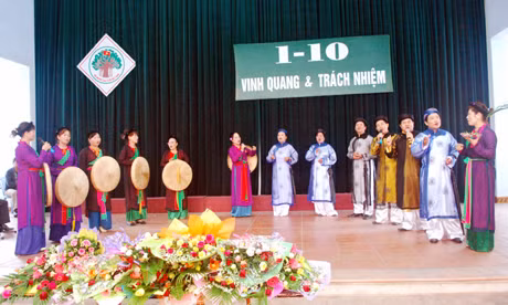 Ở các địa phương, cơ sở, người cao tuổi vẫn luôn được quan tâm chăm lo cả về đời sống tinh thần lẫn vật chất. Trong ảnh: Các hội viên Câu lạc bộ hưu trí Bái Tử Long (TP Cẩm Phả) múa hát chào mừng ngày Quốc tế Người cao tuổi, 1-10. Ảnh: Công Thành
