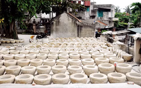 Cùng với nông nghiệp, sản xuất gốm sứ là một trong những nghề chính của người dân làng Trạo Hà, xã Đức Chính (Đông Triều). Ảnh: TRẦN MINH