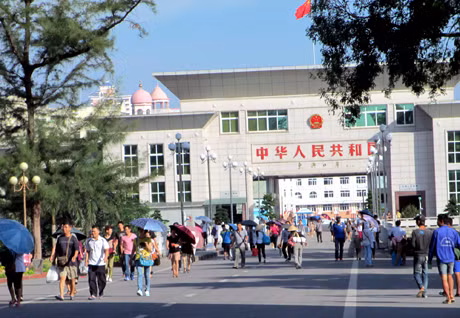 Khách tham quan tại cửa khẩu quốc tế Móng Cái - nhìn sang phía Đông Hưng, Trung Quốc.