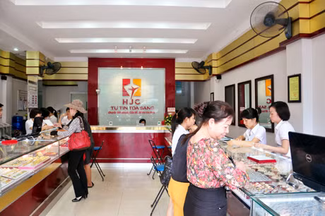 Khách hàng đến giao dịch tại Công ty vàng bạc đá quý Hạ Long - HJC.